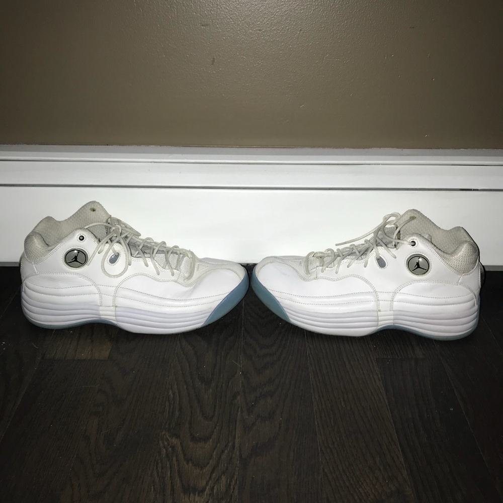 MENS SIZE 10.5 AIR JORDAN BASKETBALL SHOES